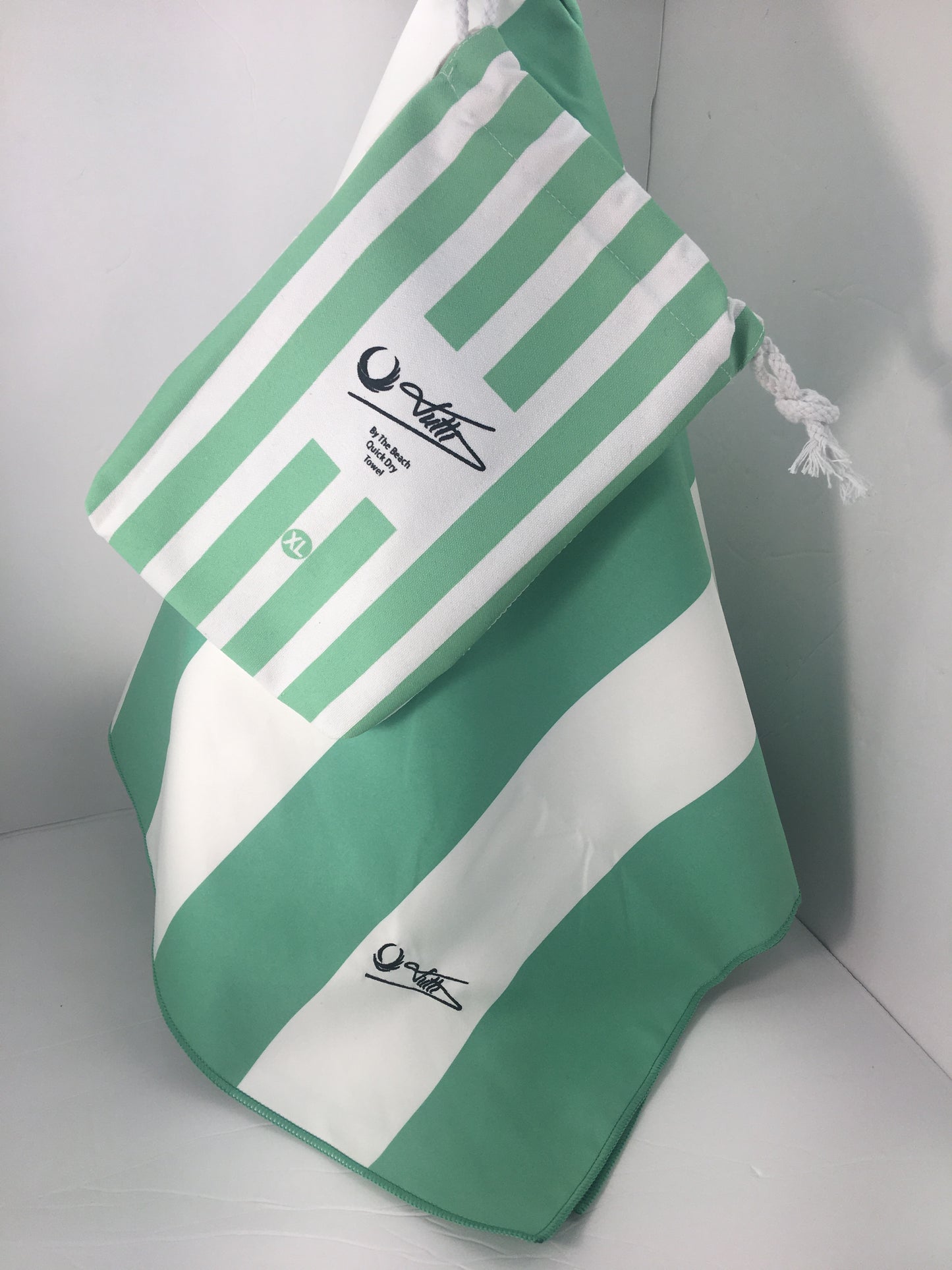 (XL) Microfiber Beach Towel (70inX36in) 100% Recycled Material.