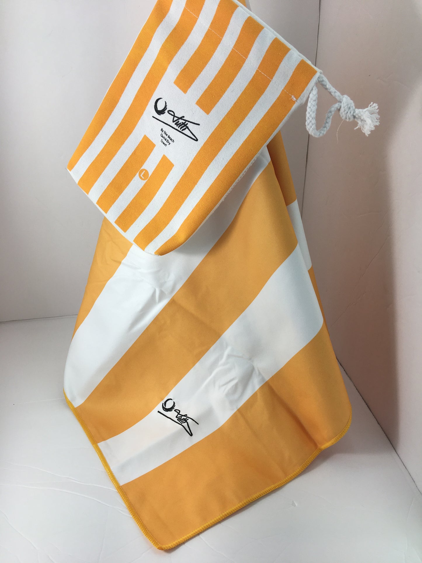 (XL) Microfiber Beach Towel (70inX36in) 100% Recycled Material.